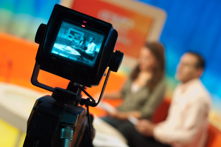 Como Pessoas Comuns Criam Um Negócio de Afiliado do Zero 1 Video camera viewfinder - recording show in TV studio - focus on camera
